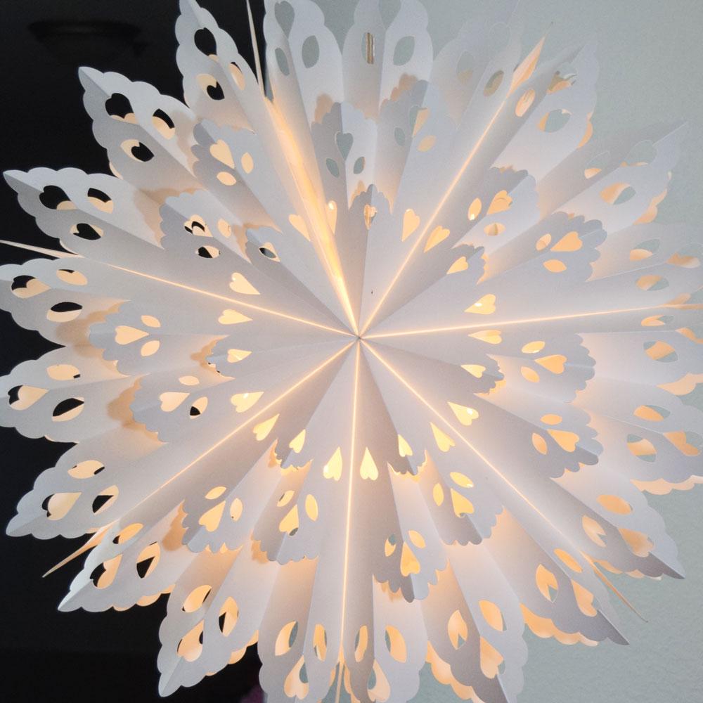 https://www.lunabazaar.com/cdn/shop/products/24-white-winter-wreath-snowflake-paper-star-lantern-hanging-decoration-11_cedee46a-d346-43c2-aec1-974f73bdc195_1200x.jpg?v=1636045739